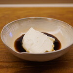 鮨おばな - ☆葛ミルク
      今日のコースの味わいを一瞬でかっさらうかのようなスイートなおいしさ！
      最後は女将さんが締めくくる鮨おばなの和やかな空気も好み。