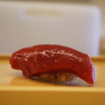 鮨おばな - ◇赤身（勝浦）
      お待ちかねの鮪は深みのある赤色で大胆な切り付けは肉のよう。