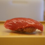 鮨おばな - ◇分かれ身（勝浦）
      背びれの端の部位で、やっぱり写真に映らない旨さがそこにある。