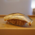 鮨おばな - ◇小鰭（天草）
                                締めて寝かせた感じの枯れた身がお好みだと仰る尾花氏。 噛み締めて膨らむ芯のある旨味と、醸す香りは想像と見事に合致させる！シャリの酸味とも素晴らしいバランスを魅せる握り。