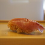 鮨おばな - ◇クロムツ 昆布〆
      想像よりも艷やかな口当たりと潤いのある身の解けで、昆布の旨味とじっくりと交わる身のおいしさ。