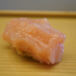 鮨おばな - 一口に甘みが押し寄せながらも、忍ばせた生身の食感から二段階で引き出される抜群の甘旨味！！極上！
      いつか南蛮海老で魚醤を乗せて再現して欲しい！