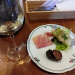 Lode - 白ワインと前菜 プロシュートと真鯛のカルパッチョ ナスのオリーブ焼き