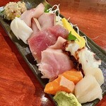 ウツギ酔賓店 - 『(鹿児島産)本マグロ赤身、本マグロ中トロ、本マグロ大トロ、鰤、カンパチ、北海蛸、ホタテ、サーモン、カレイのえんがわ、鯵のなめろう』の10種類
