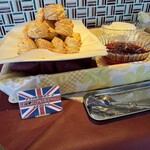 レストラン ヴァロリス - ナッツ入りのスコーン　自家製クロテッドクリームとイチゴジャム