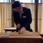 レ セゾン - ライ麦パンはテーブルの目の前でカットしてくれます