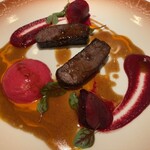 レ セゾン - 和牛イチボ肉のポワレ・ビーツのラッケに燻製バター