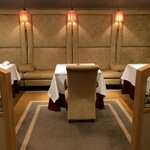 レ セゾン - 入口付近のカジュアルな3卓のみ空席で入店時に撮影できました