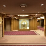 レ セゾン - メイン階段から中2階に上がった所（左手にレ・セゾンがあります）SEIKОモニュメント時計