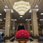 レ セゾン - 帝国ホテルの冬の風物詩・深紅のバラを使ったドーム型のロビー装花
