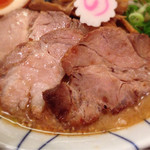 麺恋処 き楽 - まる得味噌ラーメン（960円）チャーシューのアップ