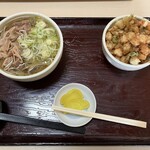 そば処 かつら - かつらそばセット　肉そばハーフ　小柱かき揚げ丼