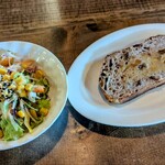 木旺舎 - 先付けのパン、サラダ
