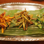 ガネーシュ - 人参のトーレン、クリスピービンディ、小松菜のスンダル