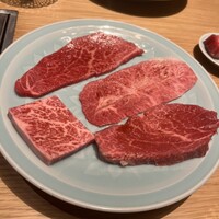 TANAKA YAKINIKU RESTAURANTE - 上からカメノオ　中右ミスジ　中左サーロイン　赤身