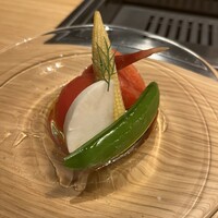 TANAKA YAKINIKU RESTAURANTE - サラダ　フルーツトマト、蕪、スナップエンドウ、ヤングコーン、茗荷