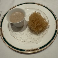 L'ESSOR - 2皿目
                      和田牛蒡のスープとオマール海老のカダイフ仕立て。（釜谷シェフ）