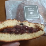 大正ロマン館 - 小豆あんこの上にチョコッと黒豆が何個か入ってた