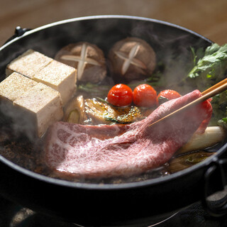 幻の黒毛和牛・葉山牛を使用したすき焼きとしゃぶしゃぶが自慢