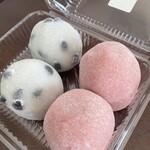 ささや大福 - ピンクがいちご大福です。隣は豆大福