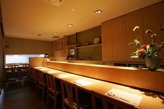 Shunrakukan - 雰囲気あるカウンターで料理人と語らいながら…（1F）