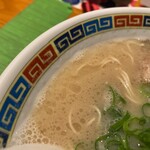 博多ももちゃん - ほどほどオイリー(完食したらかなりオナカに影響したので少しオイル多めなのかも) なおプロデュース元のでぶちゃんは博多麺とは違う性質の麺でした。まだ改良の余地あると言ってみるテスト(←懐かしい)