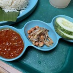 Nasi Lemak Ayam Taliwang - サンバルソース、小魚、ピーナッツ、きゅうり