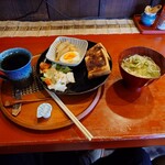 きっちん百音 - 料理写真:当然うどん付き
モーニングサービスを食べに来たので

●ホットコーヒー（モーニングサービス付き）500円
を注文した

後から五島うどんが提供されているので
焼きそばを先に食べちゃっている❔️（笑）