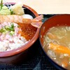 あじまし亭 - 海鮮ちらしとカニ汁。
