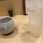 焼鳥 谷口 - 左→芋焼酎　赤兎馬　右→ゆず酒ソーダ割り