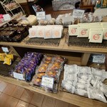 白十字パーラー ぽると総本舗 - 商品棚