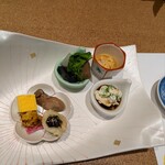 季節料理 朝菜 - 前菜盛り合わせ、右奥の、のれそれの卵とじはお初で感激