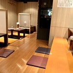 週末麺処 らくらひとしな - 店舗内観１　　　　　　　　　　　　　　　　　　　　　　　　　左；テーブル３卓５人分　右；カウンター４人分