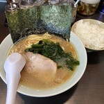ラーメン 吉田屋 - ラーメン（800円）＋ランチライス（100円）