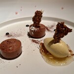 レストラン ラリューム - スフレショコラと高知県産ベルガモットのコンフィチュール グラスヴァニーユとカカオニブのチュイルダンテルを乗せて