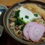 もり幸 - 鍋焼きうどんです。どこにも値段が表記されてなく、私も忘れてしまいました(笑)具が多いです・・・