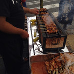 ホルモンてつ - 店頭で炭火焼