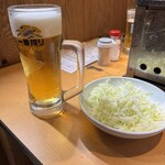 田町ホルモンセンター - 生ビールは一番搾り　キャベツはおかわり自由なのでお肉と一緒に