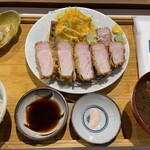 とんかつ 牡丹 - 訪問日　2025.2.21（金）夜
      私　岩中豚ロース定食　2100円（税込）