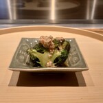 温石 - ブロッコリーの炭火焼きにアカザエビ味噌