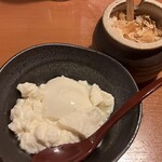 魚 枡 - お通し　手作り豆腐と鮭の削り節