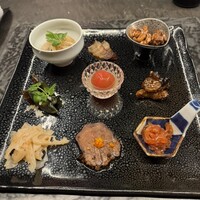 中華じげん - 定番の前菜。全部美味しいのだけど温かい豚タンと原木椎茸、蒸し鶏？が特に美味しかった✨