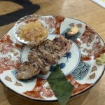 二代目野口鮮魚店 - お通し(鮪の希少部位の焼き串)