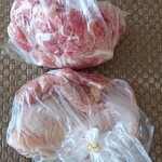 丸重商店 - 鶏ももと豚肩肉は何にでも使えます。