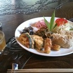 食堂101号室 - 本日のきらめきlunch。お稲荷と季節の野菜をふんだんに使ったlunchプレート。スパイスが効いたオニオンスープ付。お庭と床の間が素敵な空間です。