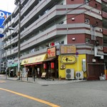 にんにくラーメン 幸ちゃん - ＜写真追加＞朝の風景。黄色い壁が目立ちます。