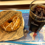 ミスタードーナツ - アイスコーヒー（270円）とともに