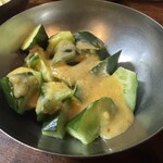 東京餃子楼 - 酢味噌がかかった新鮮なきゅうり