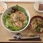 トーコーキッチン - 鶏のテリマヨ丼 副菜二品、豚汁