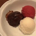 ル・リオン - 3種のソルベ (フランボアーズ,洋梨、チョコレート)